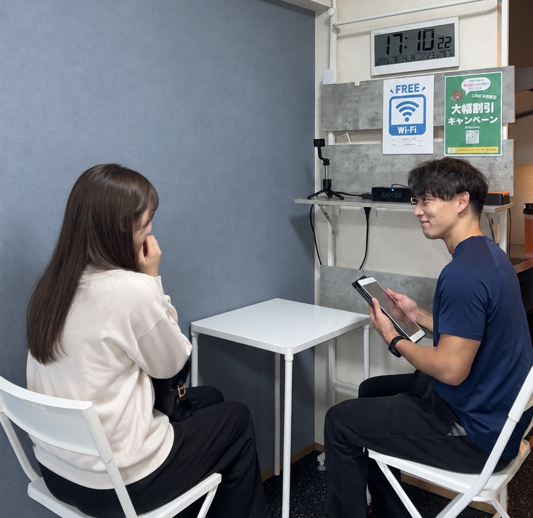 タブレットを使ってお客様と相談するトレーナー
