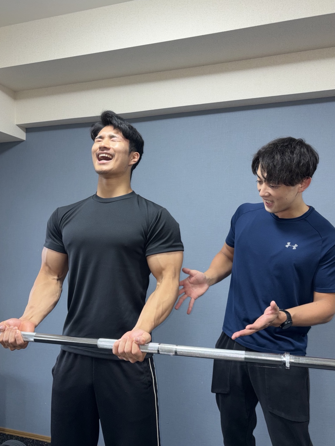 トレーナーがトレーニングをサポートする様子